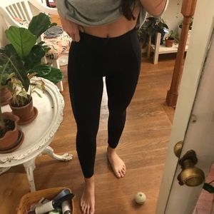 Size 6 lululemon 7/8 legging w/ side mesh panels!